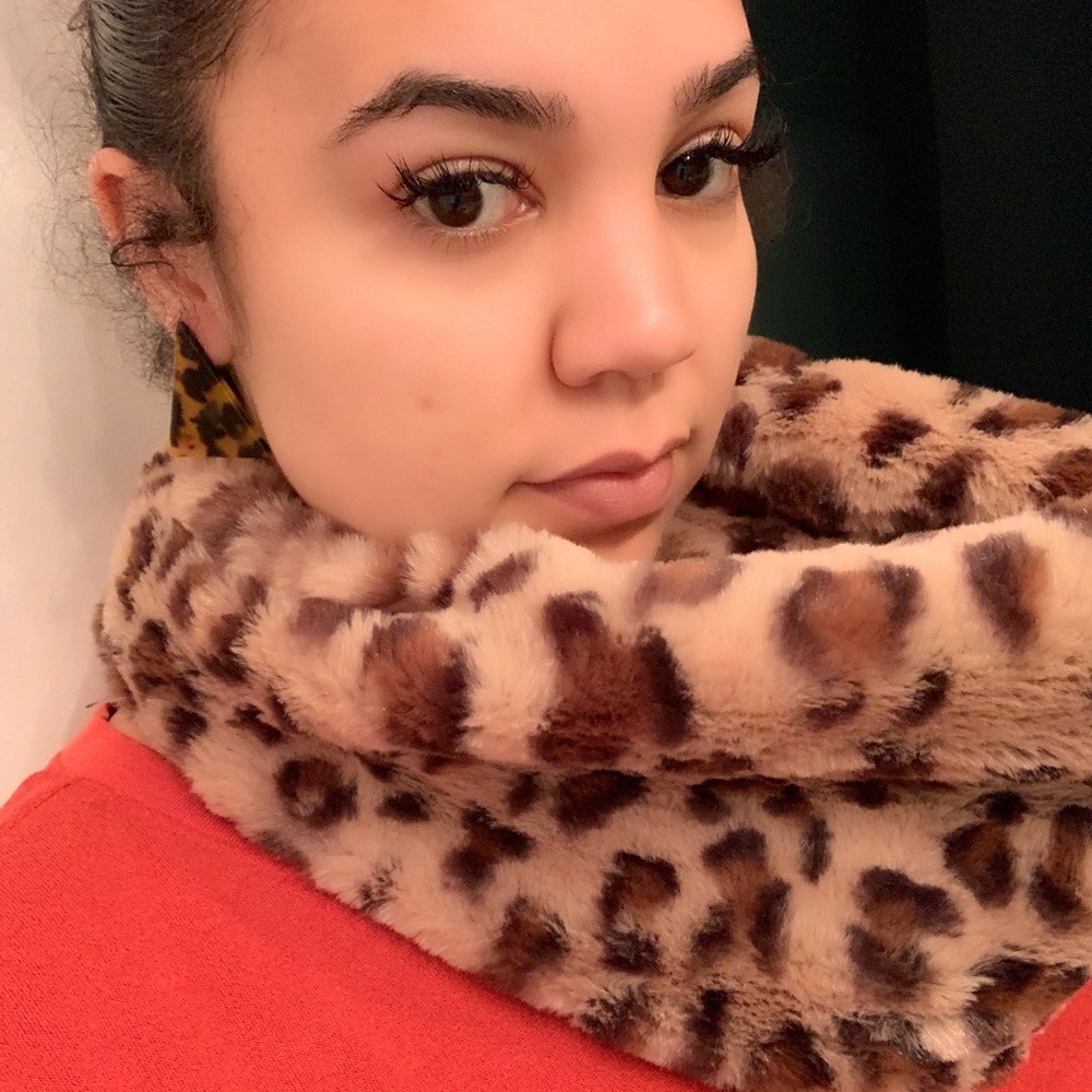 Leopard Infinity Scarf - Picture 2 of 3